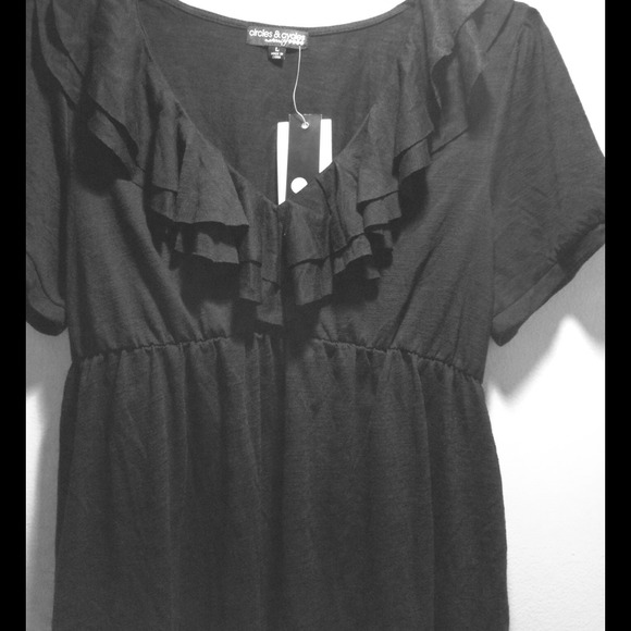 ⬇️REDUCED⬇️Maternity Ruffled Top - Picture 2 of 4