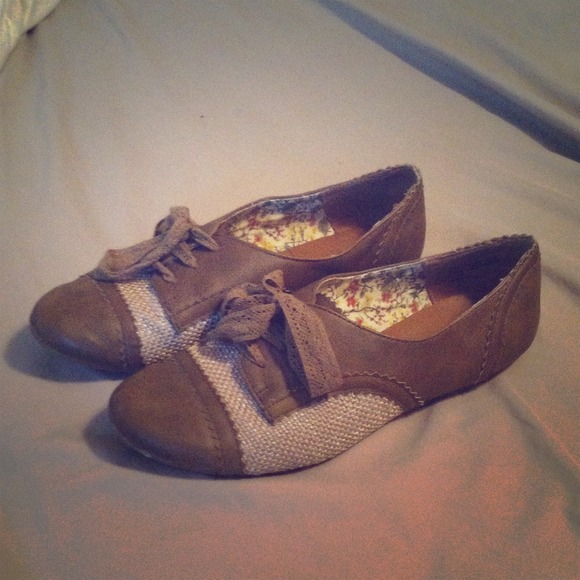 Brown Oxford shoes size 6.5 but fit like a 6