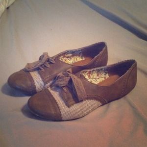 Brown Oxford shoes size 6.5 but fit like a 6