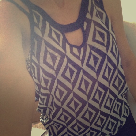 Black and white pattern top