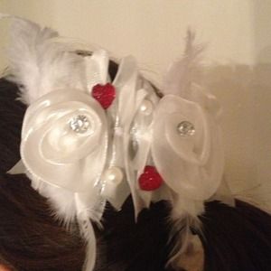 White hair comb with feathers