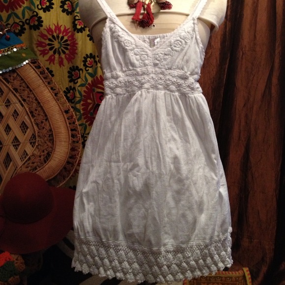 GIFTED Gorgeous white embroidered summer dress
