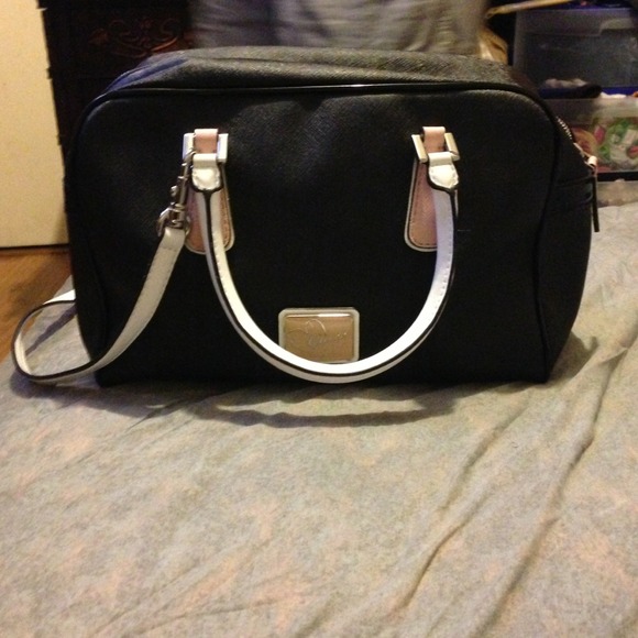 SoLD GUESS BRAND NEW 👏👏👏👏 - Picture 1 of 3