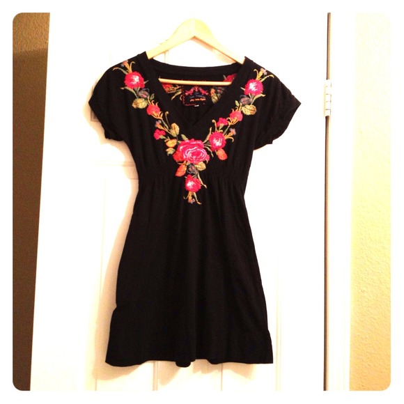 🎉SALE🎉JWLA Embroidered Tunic - Black