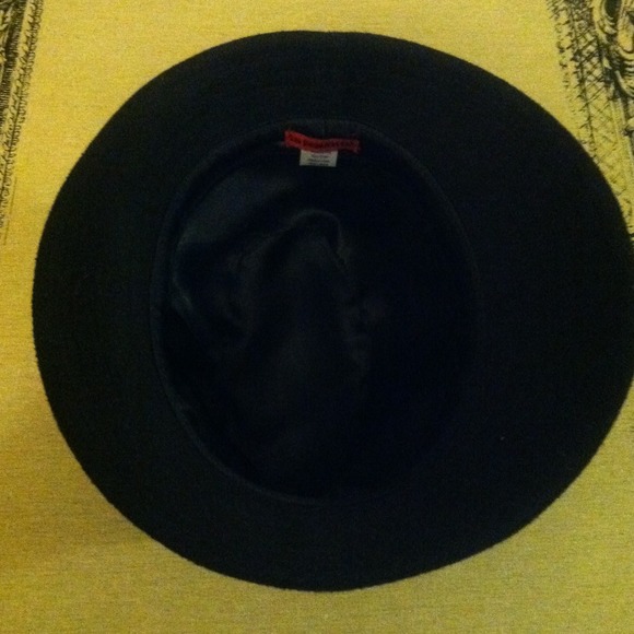 Buckle on Black - Picture 3 of 4