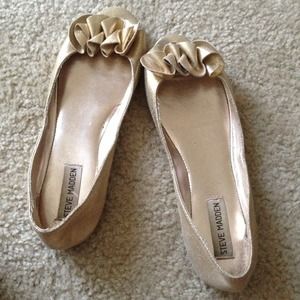 EUC Adorable Steve Madden Gold Metallic Peep toes