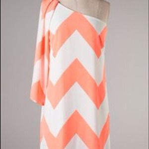 One shoulder chevron print