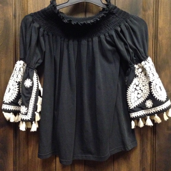 ✨REDUCED✨VaVa off the shoulder blouse sz S-on hold