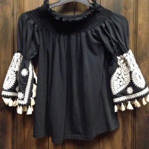 ✨REDUCED✨VaVa off the shoulder blouse sz S-on hold