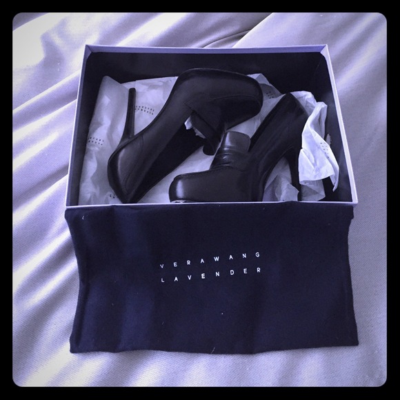 REDUCED: Vera Wang Pump Loafer w/box Size 6