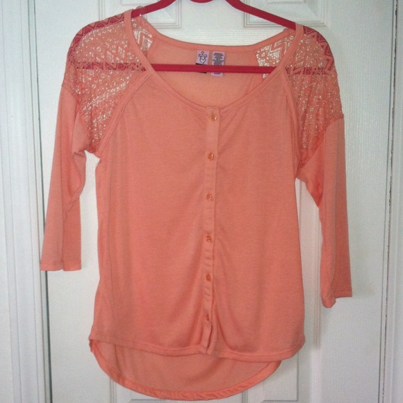 Cute peach 3/4 top with lace aztec shoulders