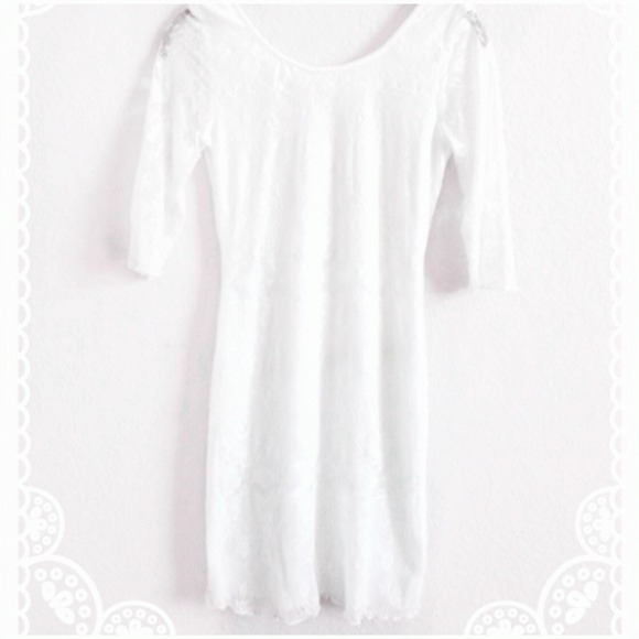 🌸White Bodycon Dress with lace detail