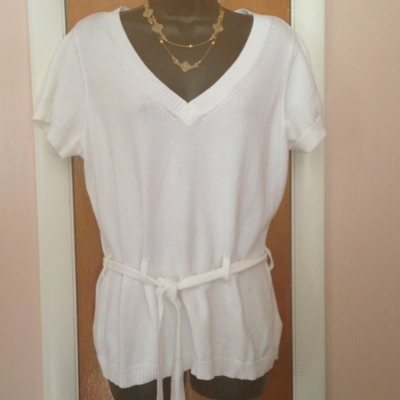🍁CUTE LITTLE SHORT SLEEVE SWEATER🍁SOLD