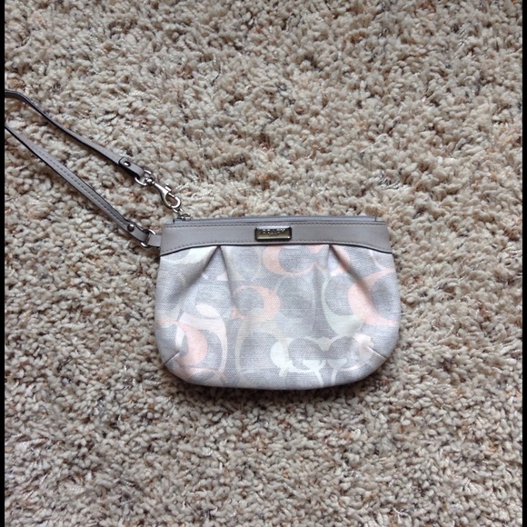 ❌SOLD❗️Med. Coach wristlet.