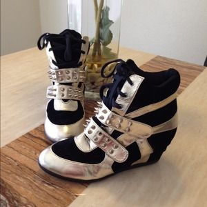 Wedge blk and gold sneakers.