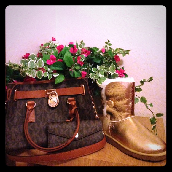 Michael Kors Handbags - ❌Reserved❌Authentic Michael Kors Purse & Wallet