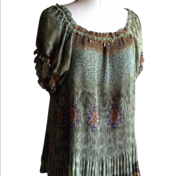 Dress Barn Women Tops - 💙Hold💙 Dress Barn Olive Green & Gold Beaded Top