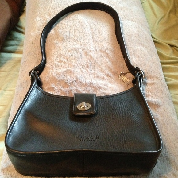 😉Cute black leather Coach shoulder bag! 😎 - Picture 2 of 3