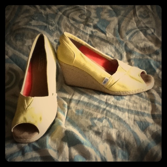 Yellow wedge toms