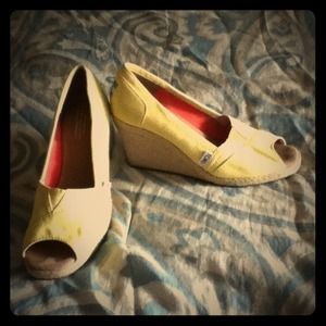 Yellow wedge toms