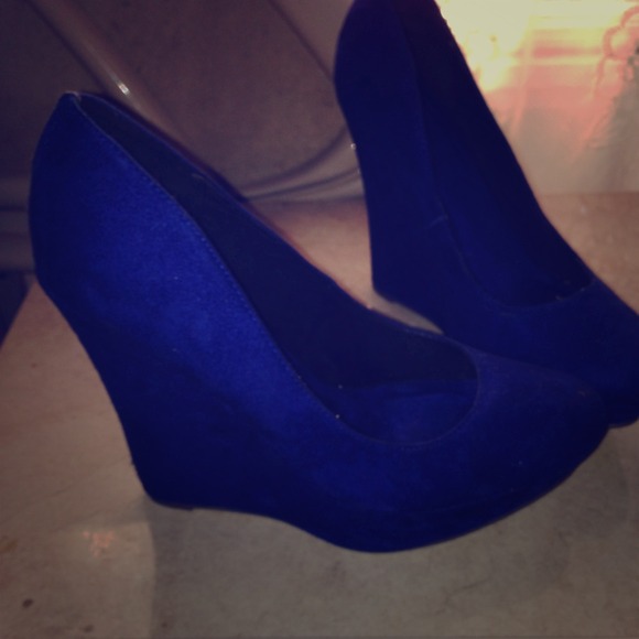 Michael Antonio blue wedge pumps