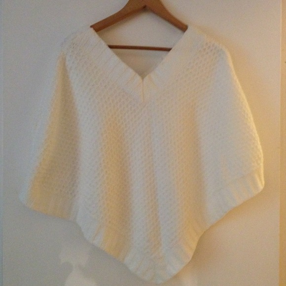 Very nice poncho.... Never worn🎉sold
