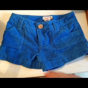 High-waisted, royal blue corduroy shorts! <3