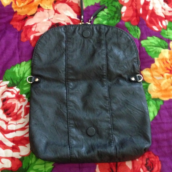 black clutch. (Gap) 💛 - Picture 2 of 3