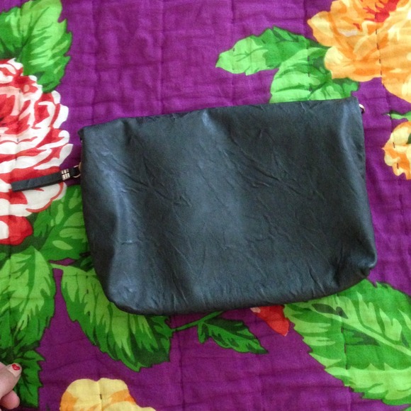 black clutch. (Gap) 💛 - Picture 3 of 3
