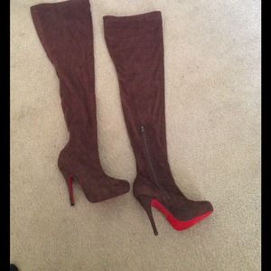 Brown thigh high high heel boots. 😍😍😍😍