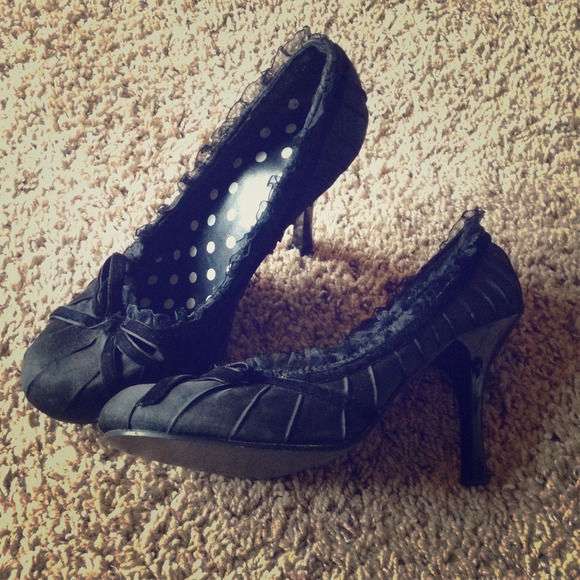 Black ruffly shoes!