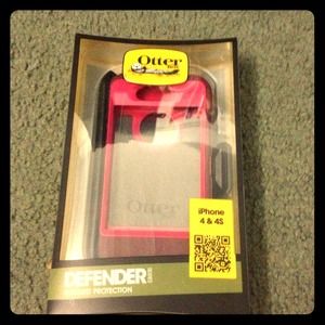 iPhone 4 & 4S Defender pink case.