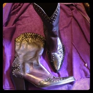 Calf leather color aubergine and black stud boots