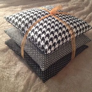 Black and white throw pillow set