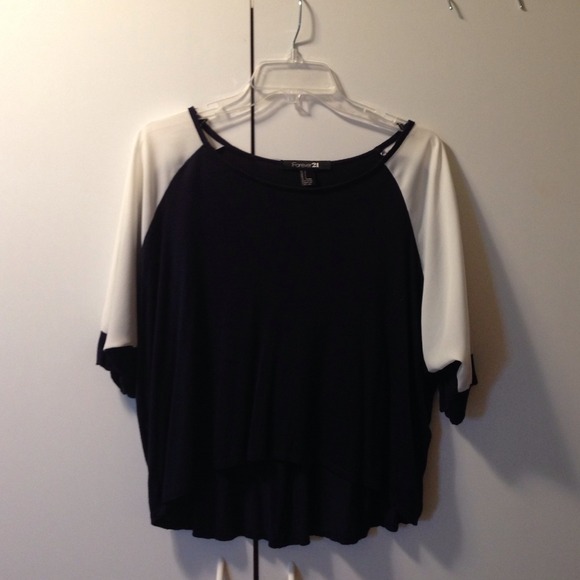 Crop dark blue and white sleeve top