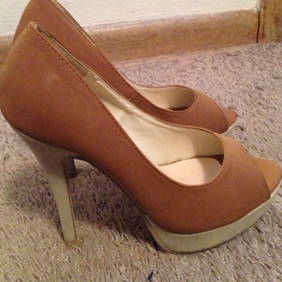 Open toe beige heels brand name is DoTs - Picture 2 of 2