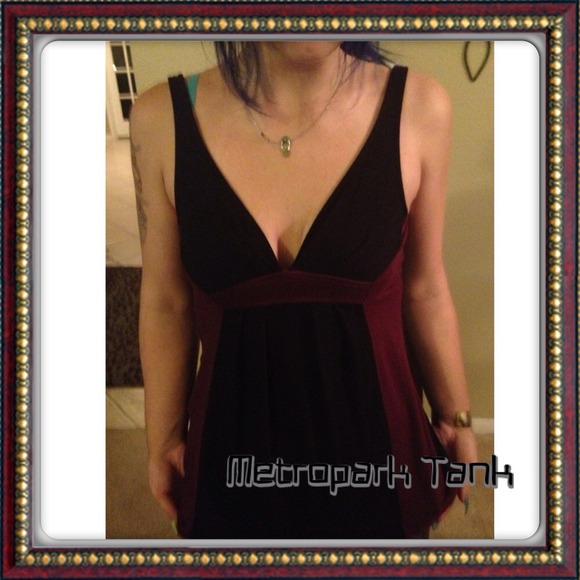⭐⭐⭐ BLACK AND MAROON FLOWY TANK FROM METROPARK! - Picture 1 of 4