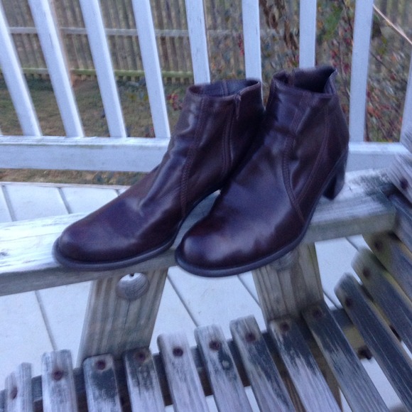***Gently Worn Zipper Ankle Boots*** - Picture 1 of 4