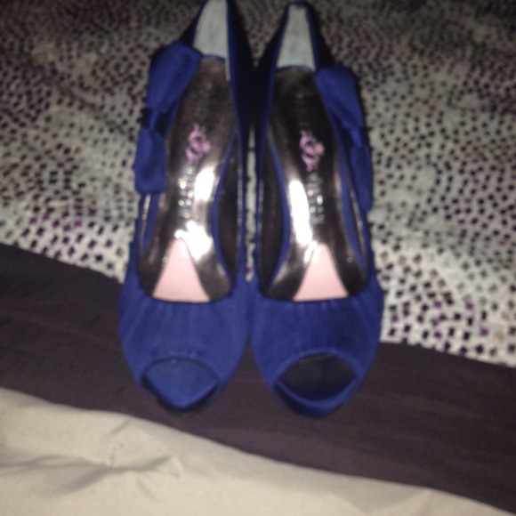 Paris Hilton Satin Blue pumps