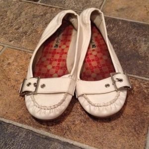 American eagle white flats