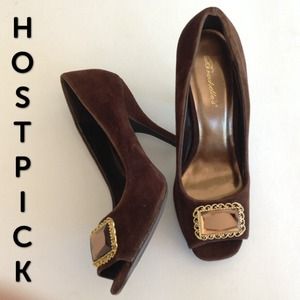 🎉HOST PICK🎉 Brown peep toe pumps with gem