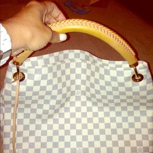 💢SOLD💢Authentic Louis Vuitton Artsy.