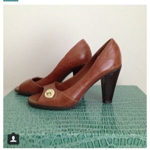 Chinese laundry cognac pumps with gold detail