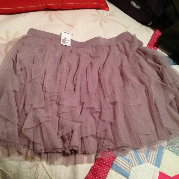 Lauren Conrad mauve ruffle skirt. Large