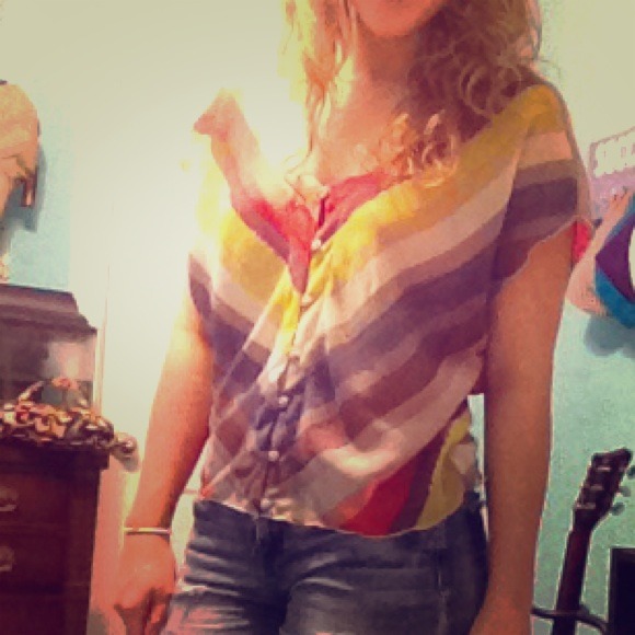 Diagonal V striped shirt with buttons on back