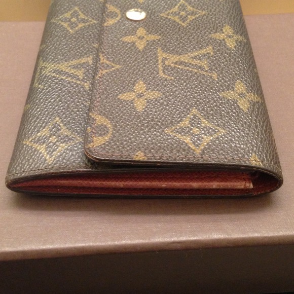 💢SOLD💢💜Authentic Louis Vuitton Sarah Wallet💜 - Picture 3 of 4