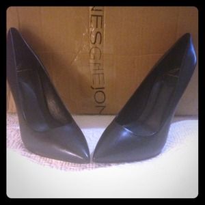 Classic black pumps- worn once, in mint condition