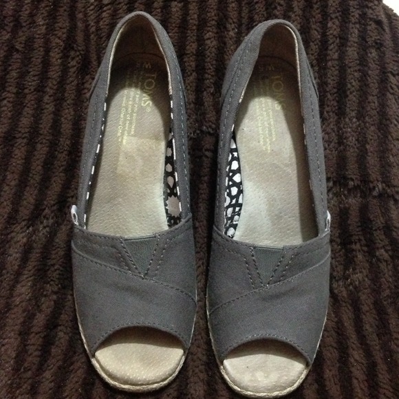 Gray Toms wedge size 5