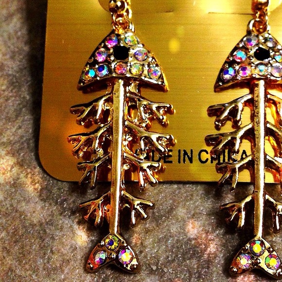 ❗🚫SOLD IN BUNDLE❗Pink-Hued Fish Bones Earrings - Picture 2 of 3