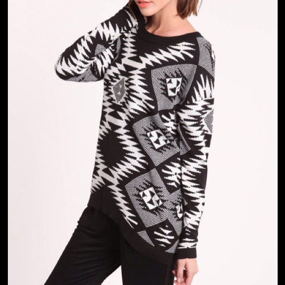 🎀🎀SOLD OUT🎀🎀Tribal Print Sweater - Picture 2 of 3